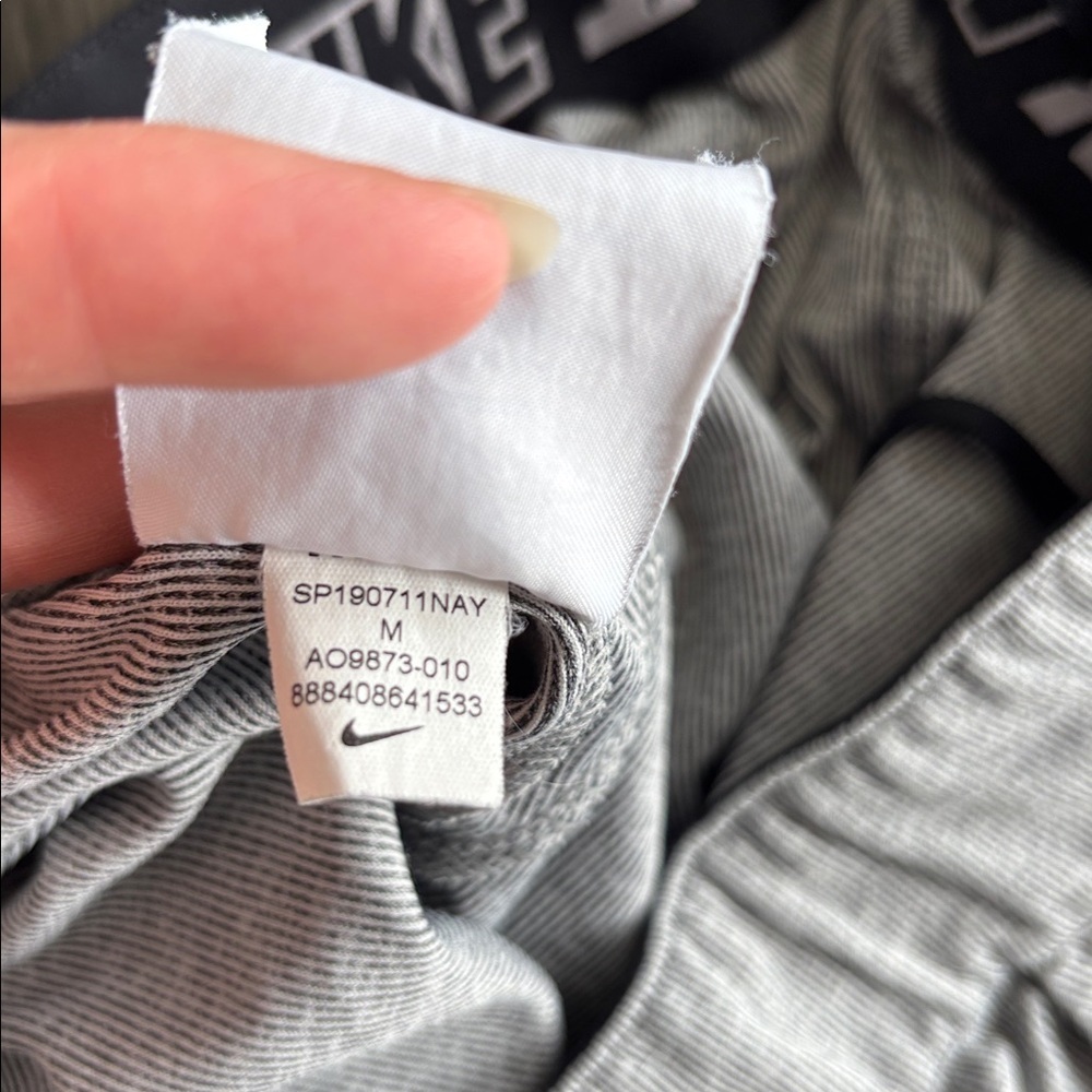 SzM woman’s Nike Dri-Fit light/dark grey micro stripe shorts VGUC - Picture 5 of 5
